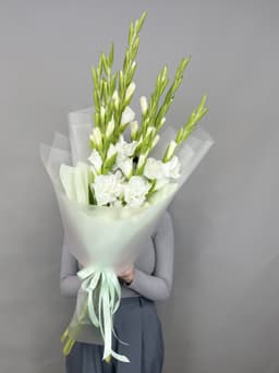 Букет из 7 Гладиолусов в матовой бумаге