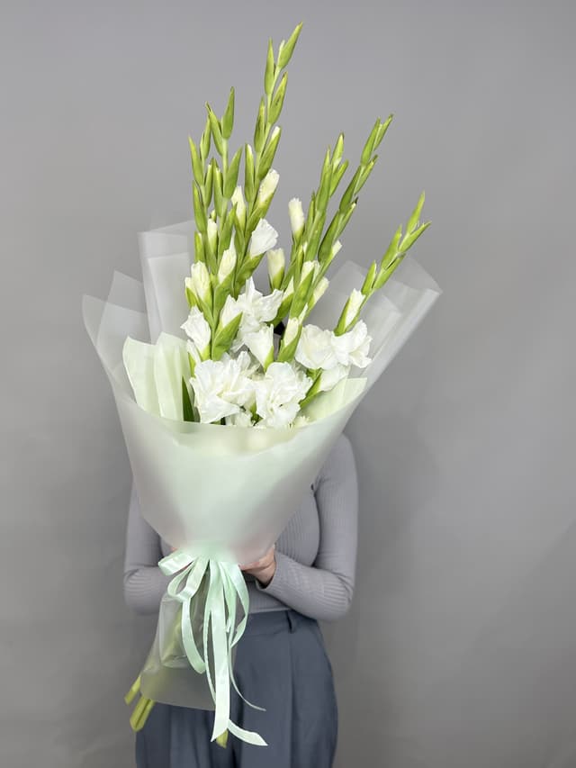 Букет из 7 Гладиолусов в матовой бумаге Букет из 7 Гладиолусов в матовой бумаге