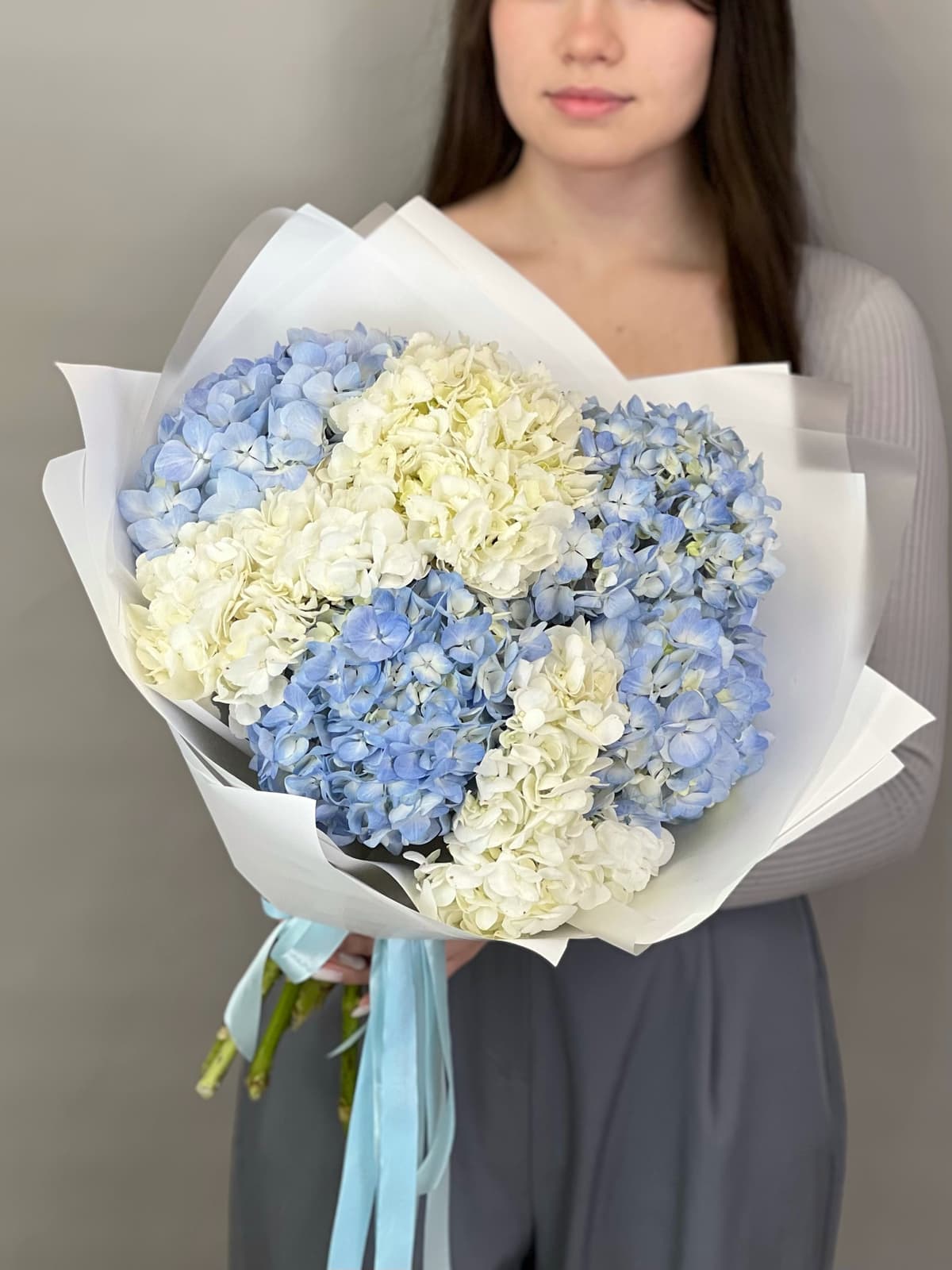 Праздничный букет из 7 гортензиий "Небесно-голубой"