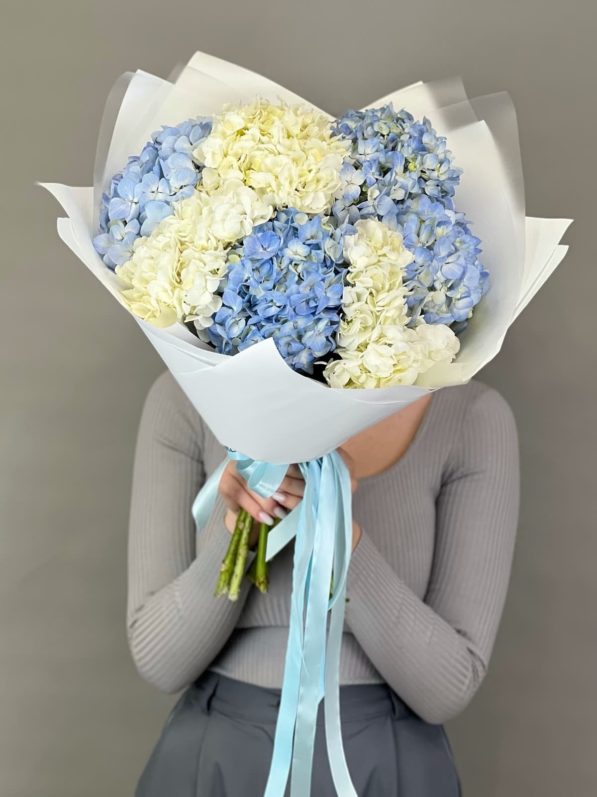 Праздничный букет из 7 гортензиий "Небесно-голубой"