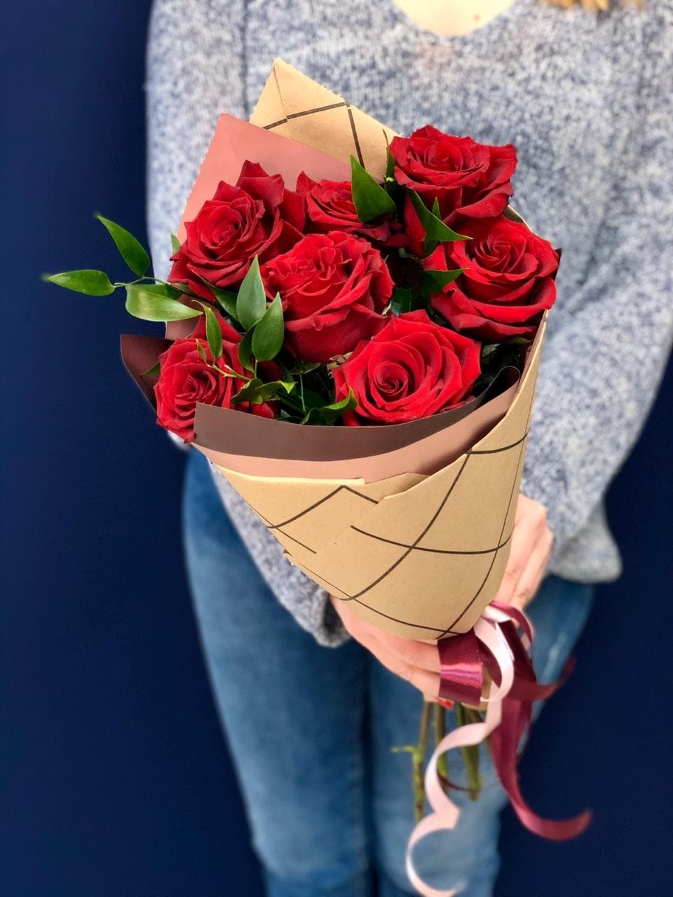 Букет из 7 красных Роз Эквадор в крафте с зеленью 100 см
