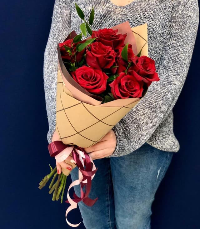 Букет из 7 красных Роз Эквадор в крафте с зеленью 50 см Букет из 7 красных Роз Эквадор в крафте с зеленью 50 см