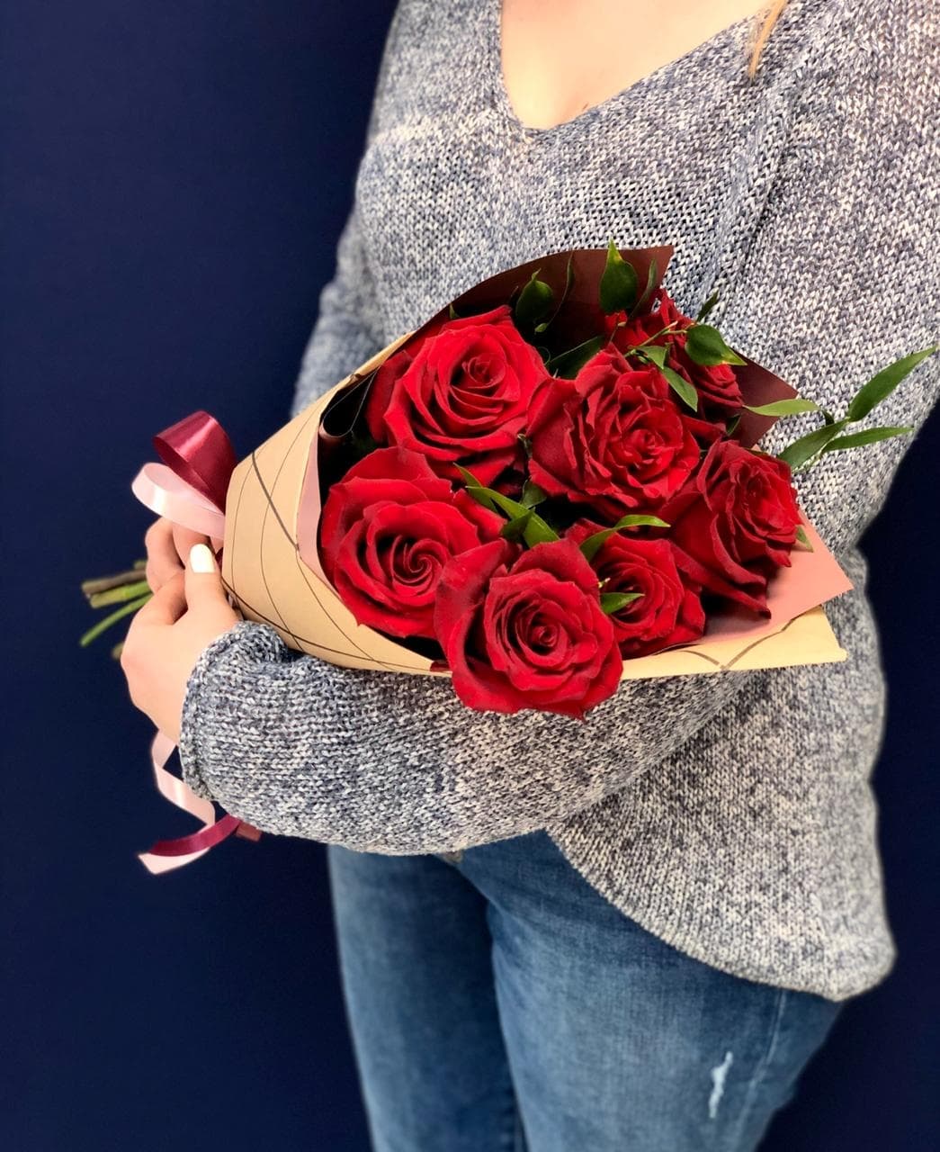 Букет из 7 красных Роз Эквадор в крафте с зеленью 60 см