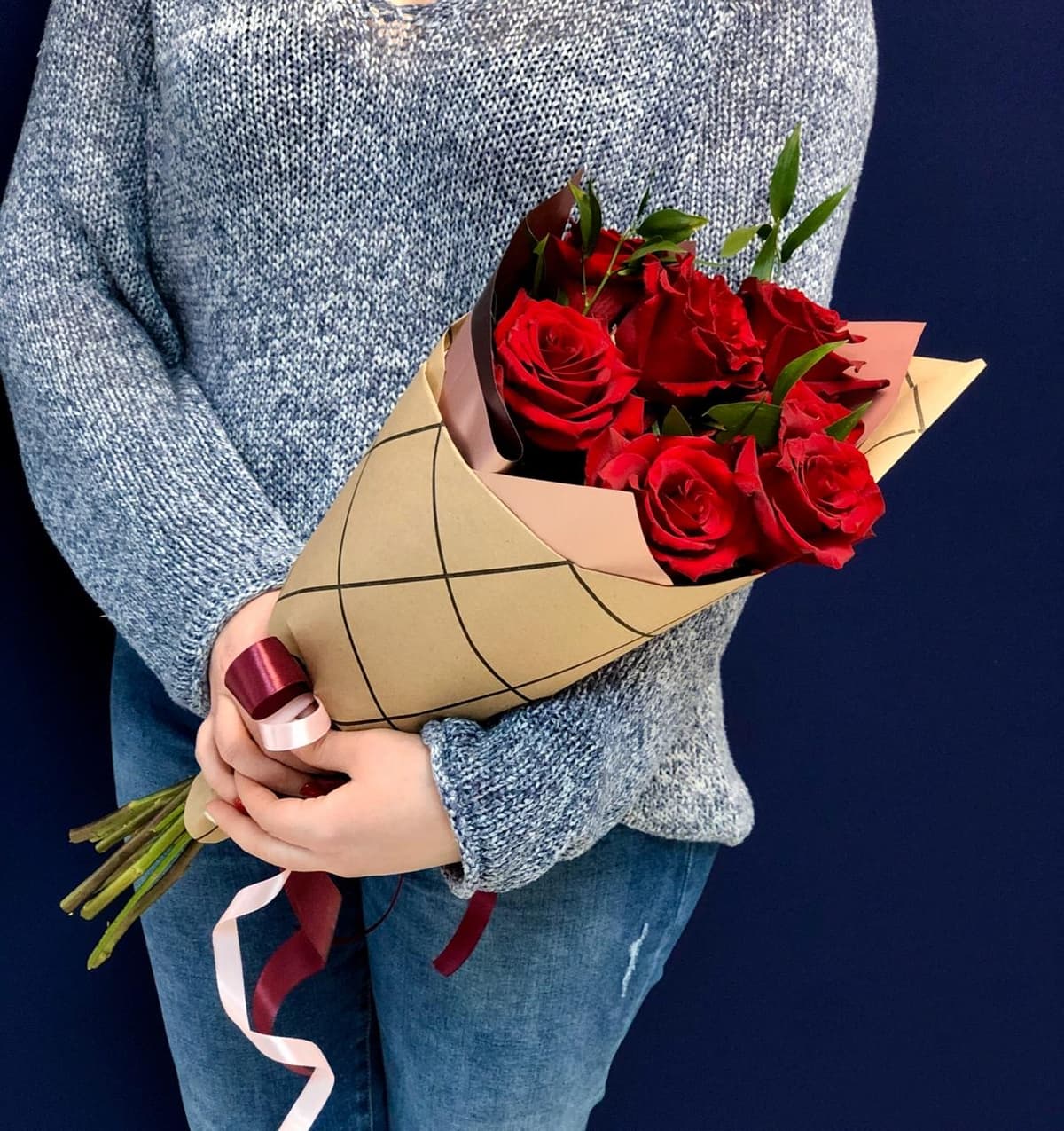 Букет из 7 красных Роз Эквадор в крафте с зеленью 90 см