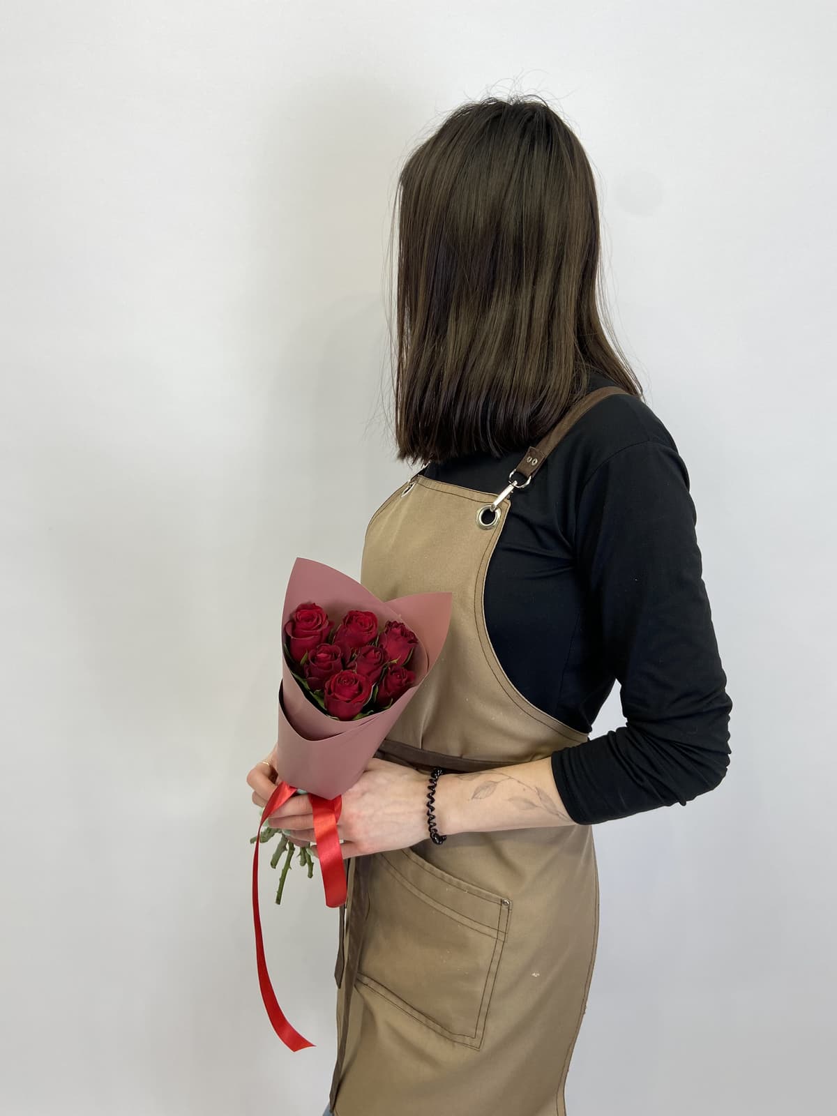 Весенний букет из 7 красных роз Кения 35-40 см в матовом оформлении