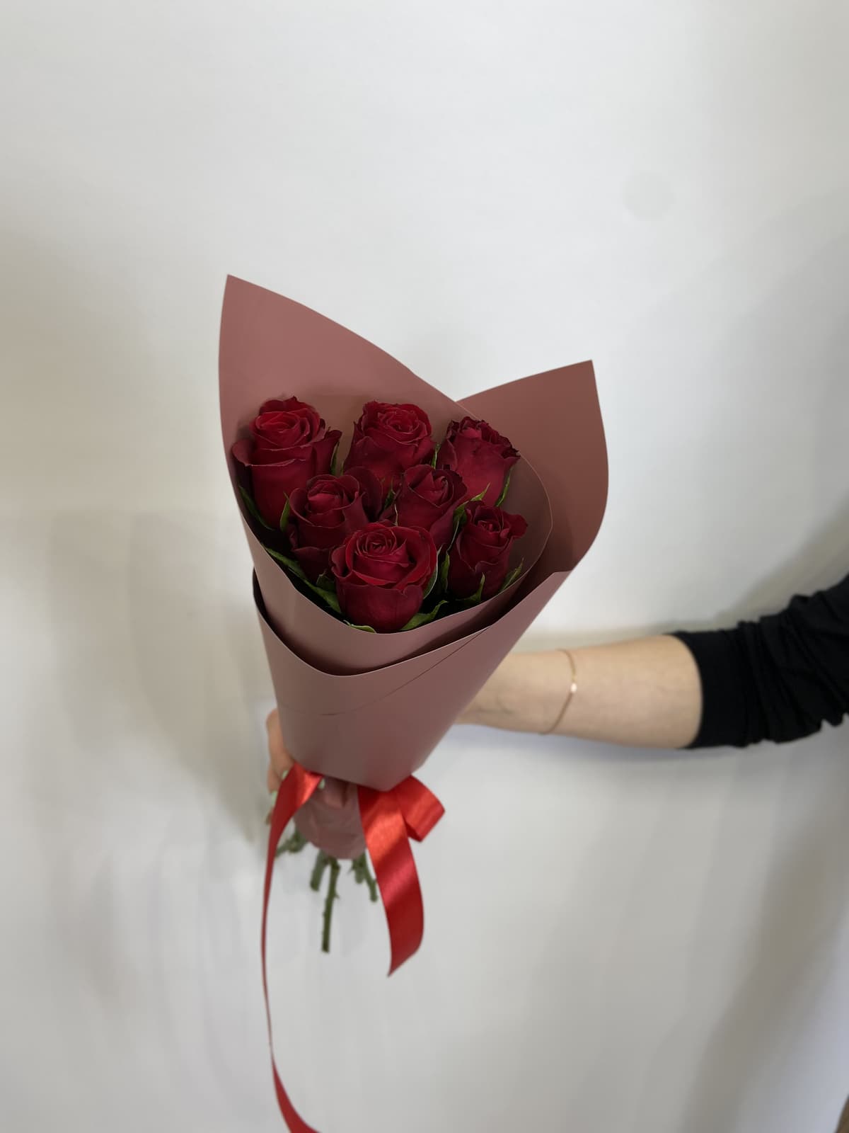 Весенний букет из 7 красных роз Кения 35-40 см в матовом оформлении