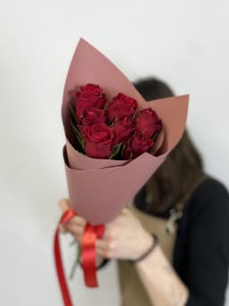 Весенний букет из 7 красных роз Кения 35-40см в матовом оформлении