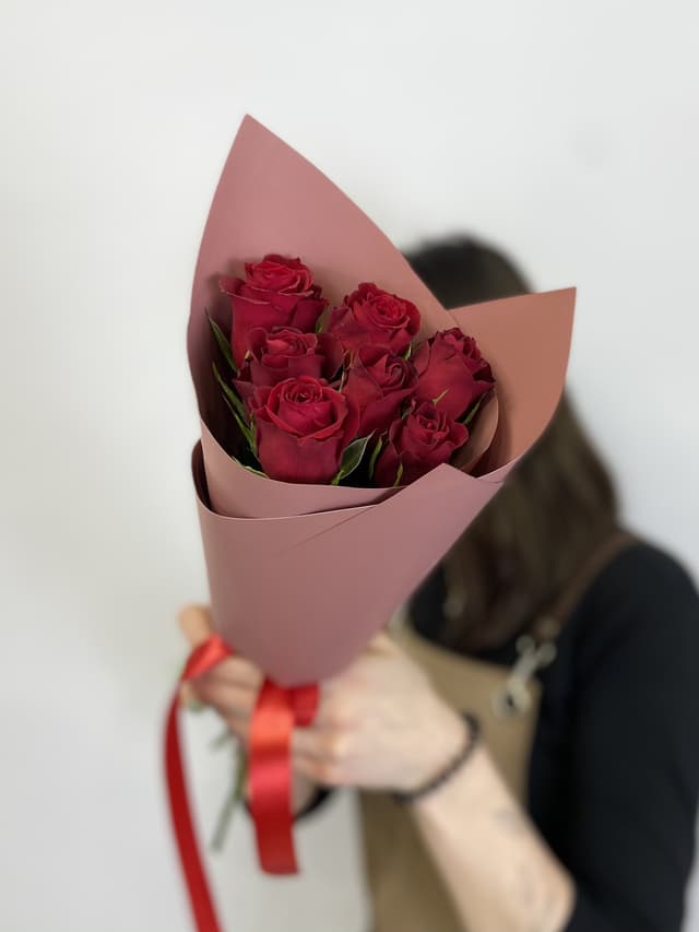 Весенний букет из 7 красных роз Кения 35-40см в матовом оформлении Весенний букет из 7 красных роз Кения 35-40см в матовом оформлении