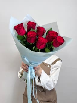 Букет из 7 красных роз стандарт 50 см в оформлении