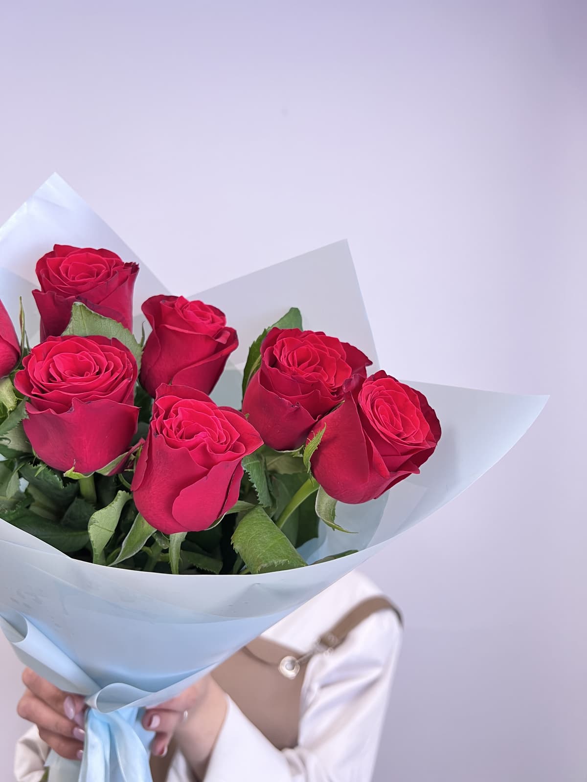 Букет из 7 красных роз стандарт 50 см в оформлении