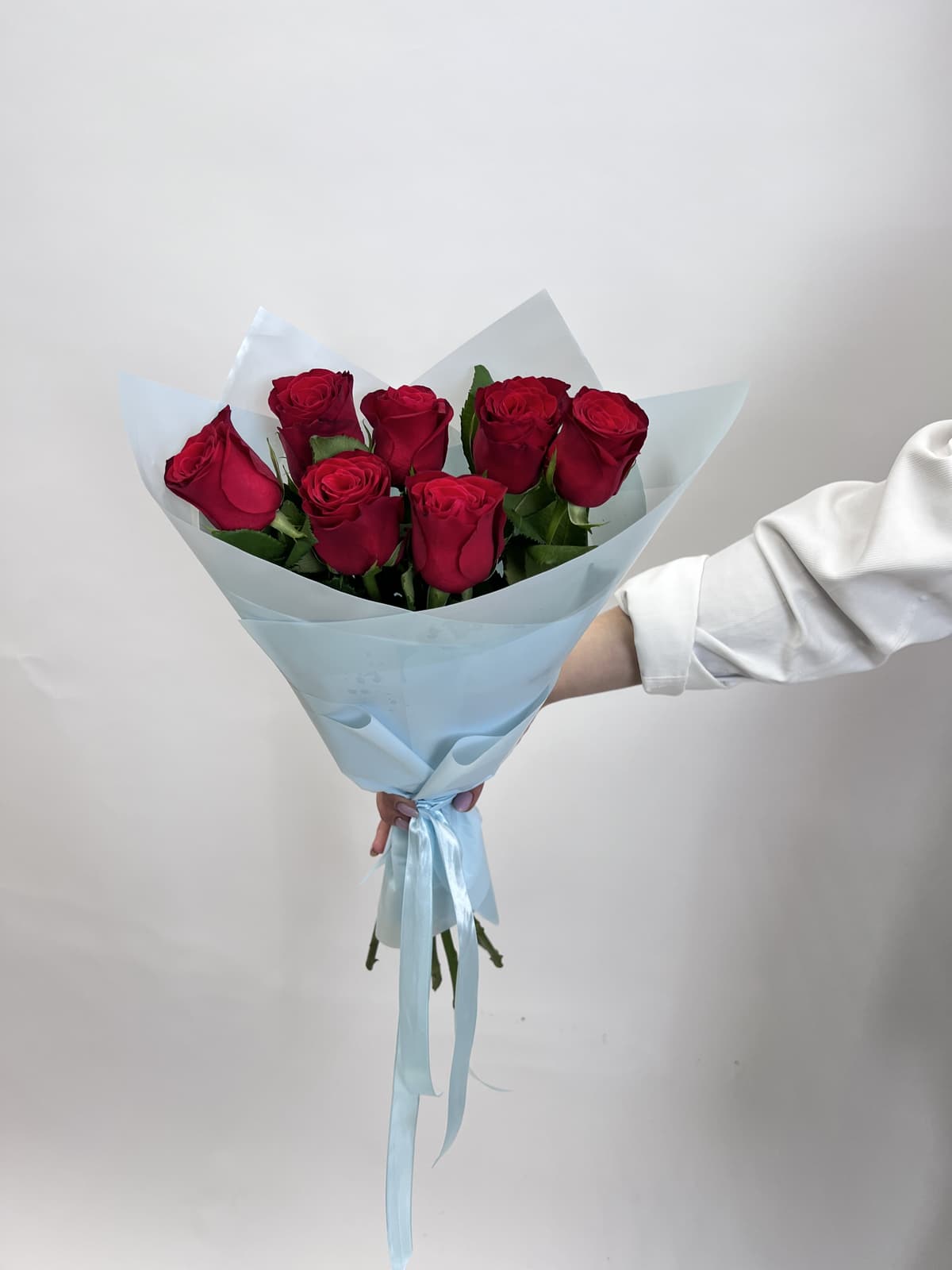 Букет из 7 красных роз стандарт 50 см в оформлении