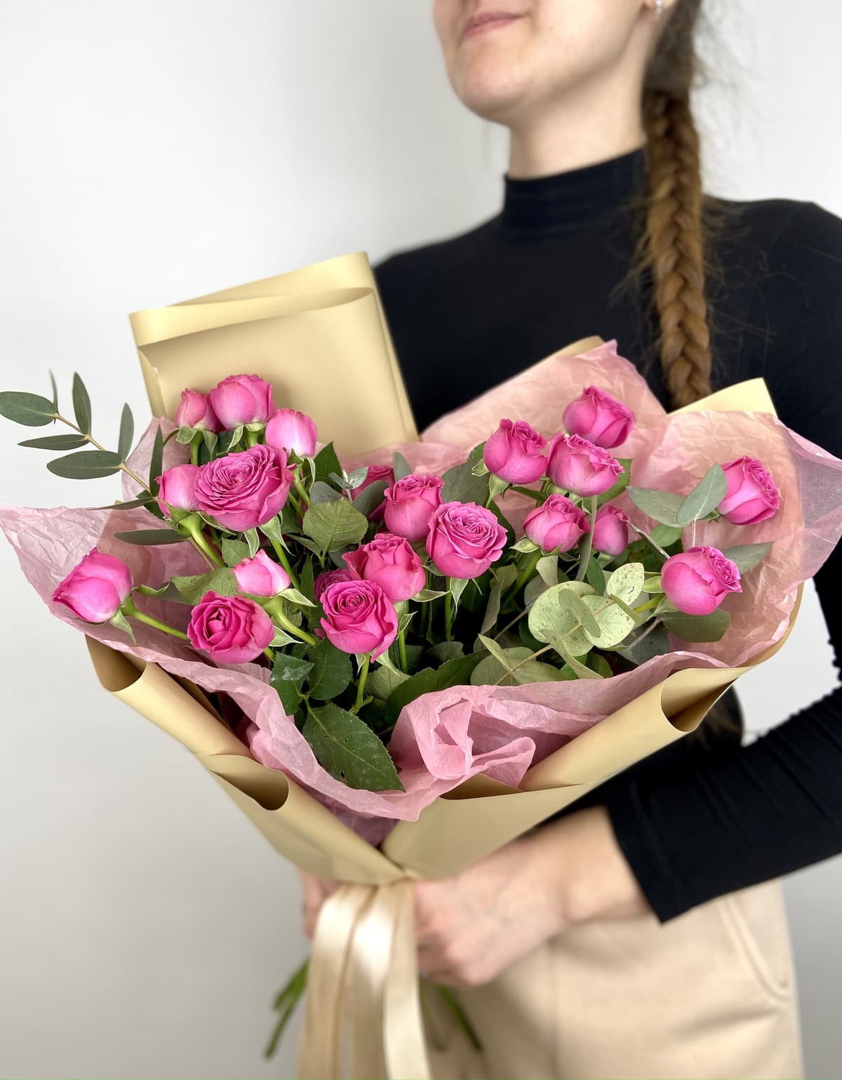 Букет из 7 кустовых пионовидных Роз Classic Sensation с эвкалиптом