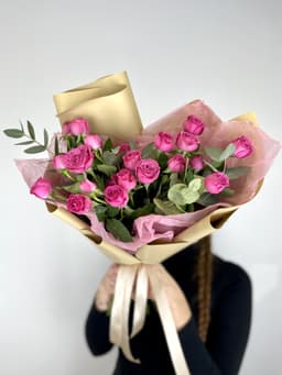 Букет из 7 кустовых пионовидных роз «Классик Сенсейшен» с эвкалиптом