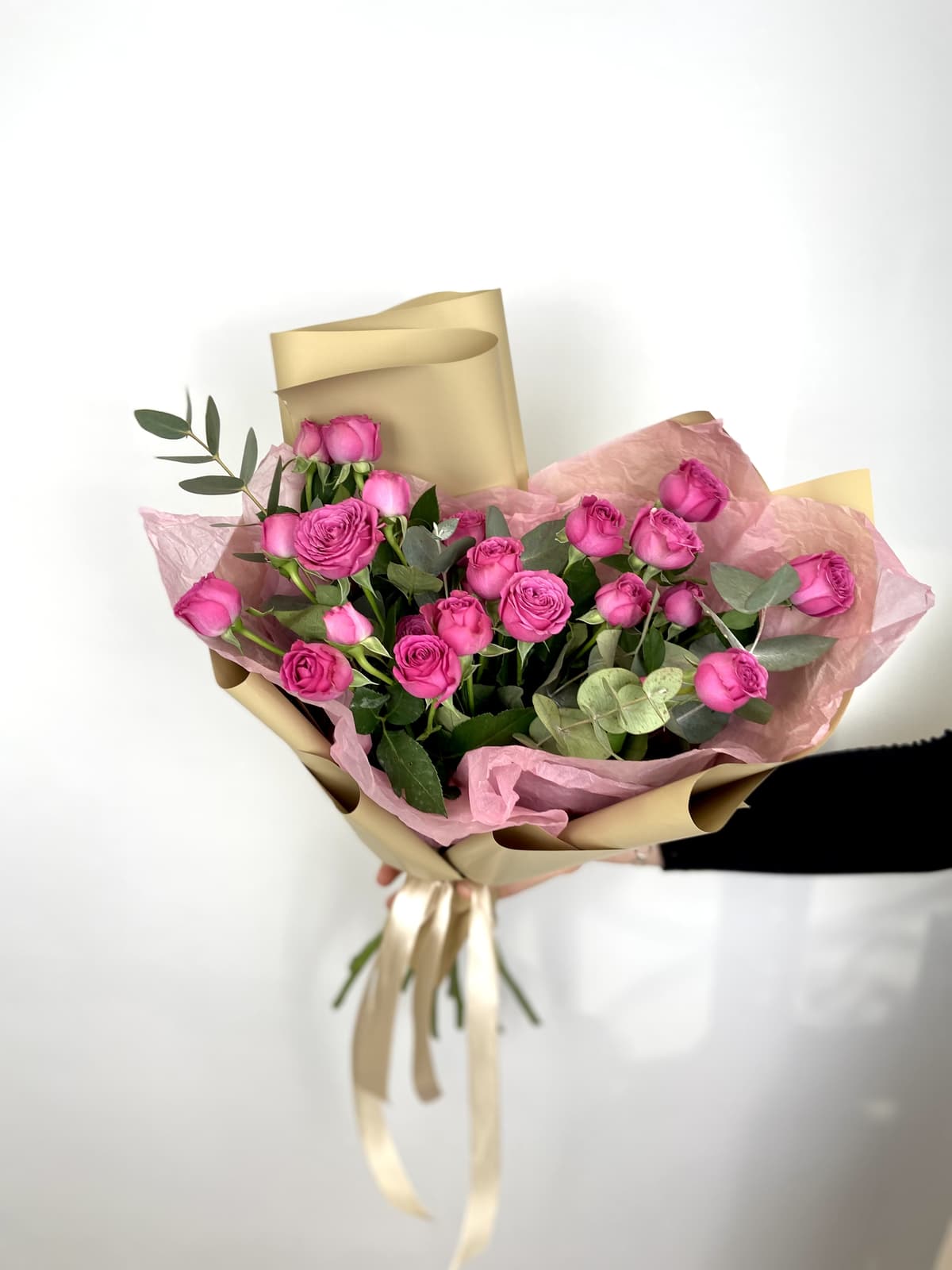 Букет из 7 кустовых пионовидных роз «Классик Сенсейшен» с эвкалиптом