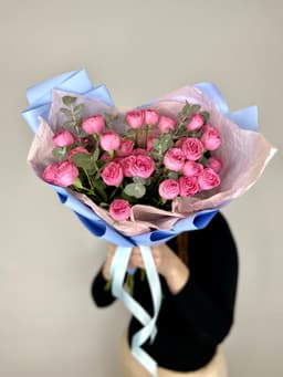 Любимый букет из 7 пионовидных кустовых роз Giselle с эвкалиптом