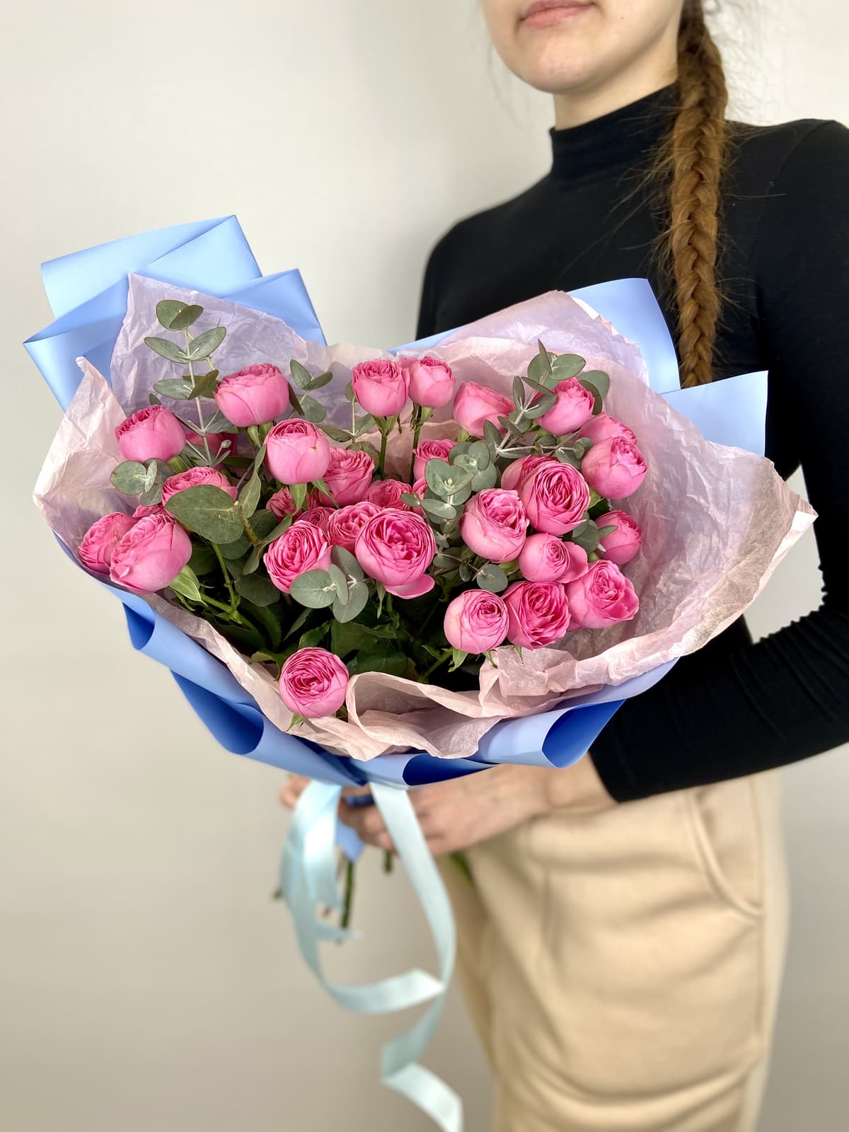 Любимый букет из 7 пионовидных кустовых роз «Жизель» с эвкалиптом