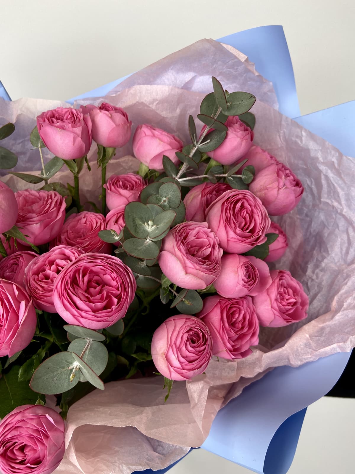 Любимый букет из 7 пионовидных кустовых роз «Жизель» с эвкалиптом