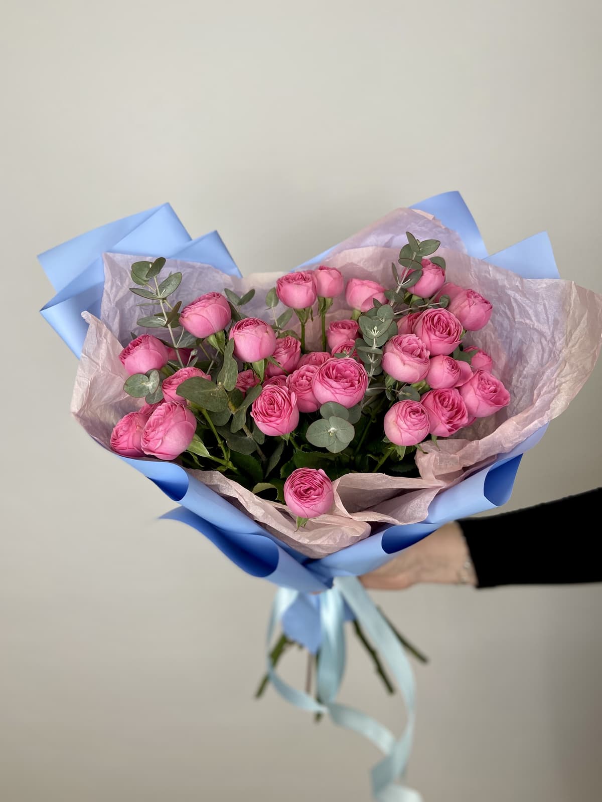 Любимый букет из 7 пионовидных кустовых роз «Жизель» с эвкалиптом