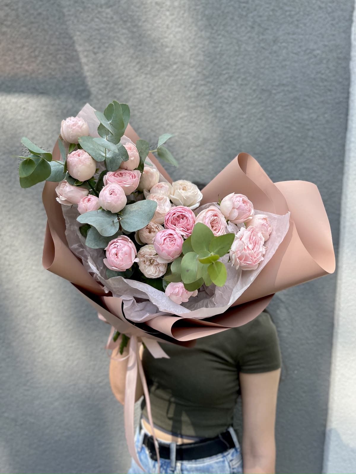 Любимый букет из 7 пионовидных кустовых роз Mansfield Park с эвкалиптом