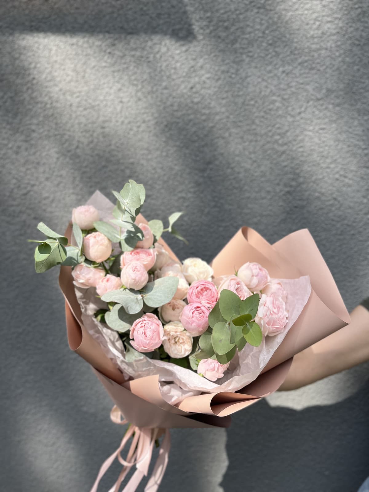 Любимый букет из 7 пионовидных кустовых роз «Майнсфилд Парк» с эвкалиптом