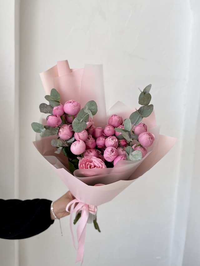 Цветочный букет из 7 пионовидных кустовых роз Silvia pink с эвкалиптом Цветочный букет из 7 пионовидных кустовых роз Silvia pink с эвкалиптом