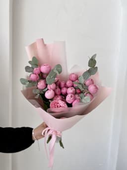 Цветочный букет из 7 пионовидных кустовых роз Silvia pink с эвкалиптом