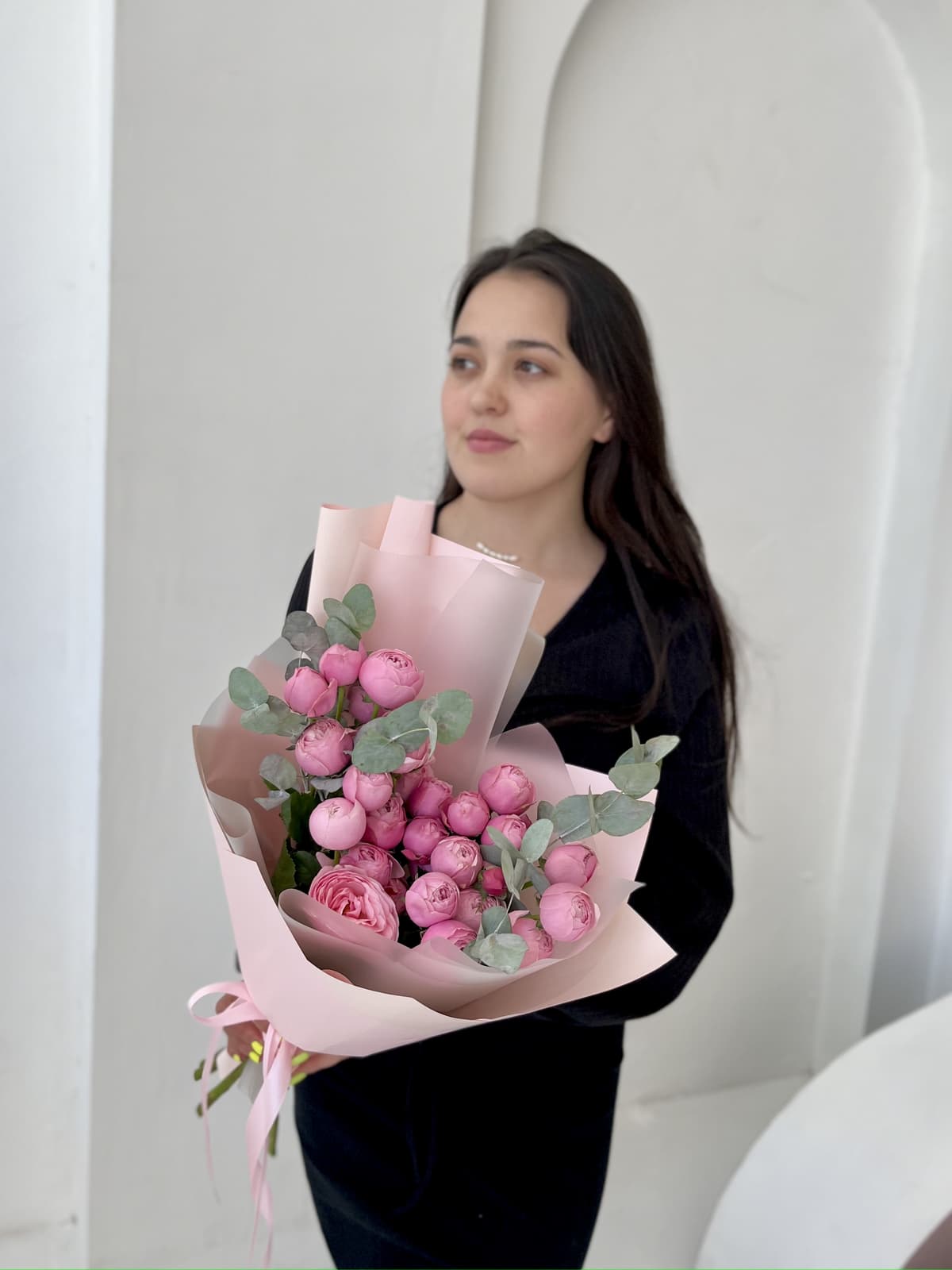 Цветочный букет из 7 пионовидных кустовых роз Silvia pink с эвкалиптом