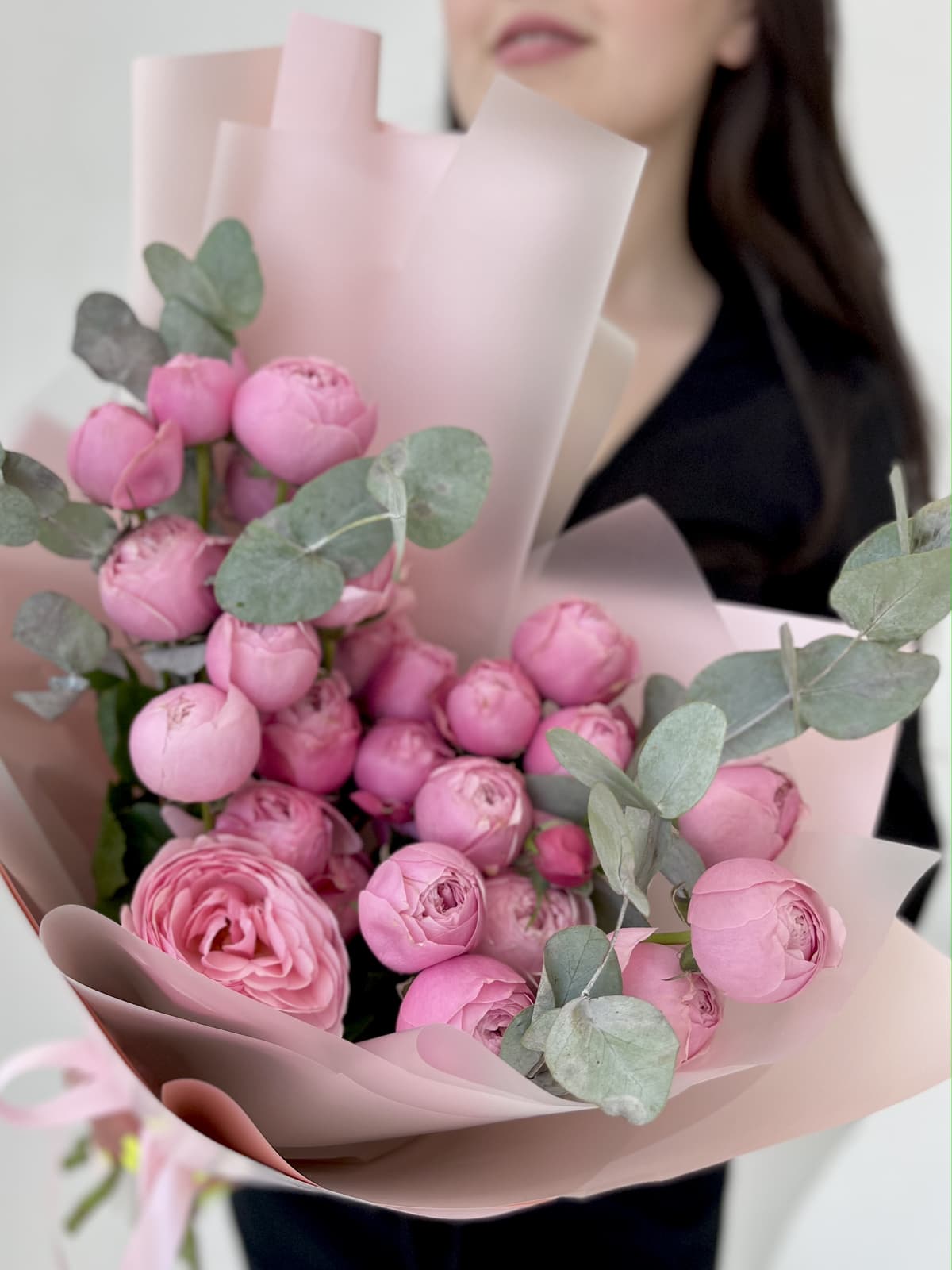 Цветочный букет из 7 пионовидных кустовых роз "Сильва Пинк" с эвкалиптом