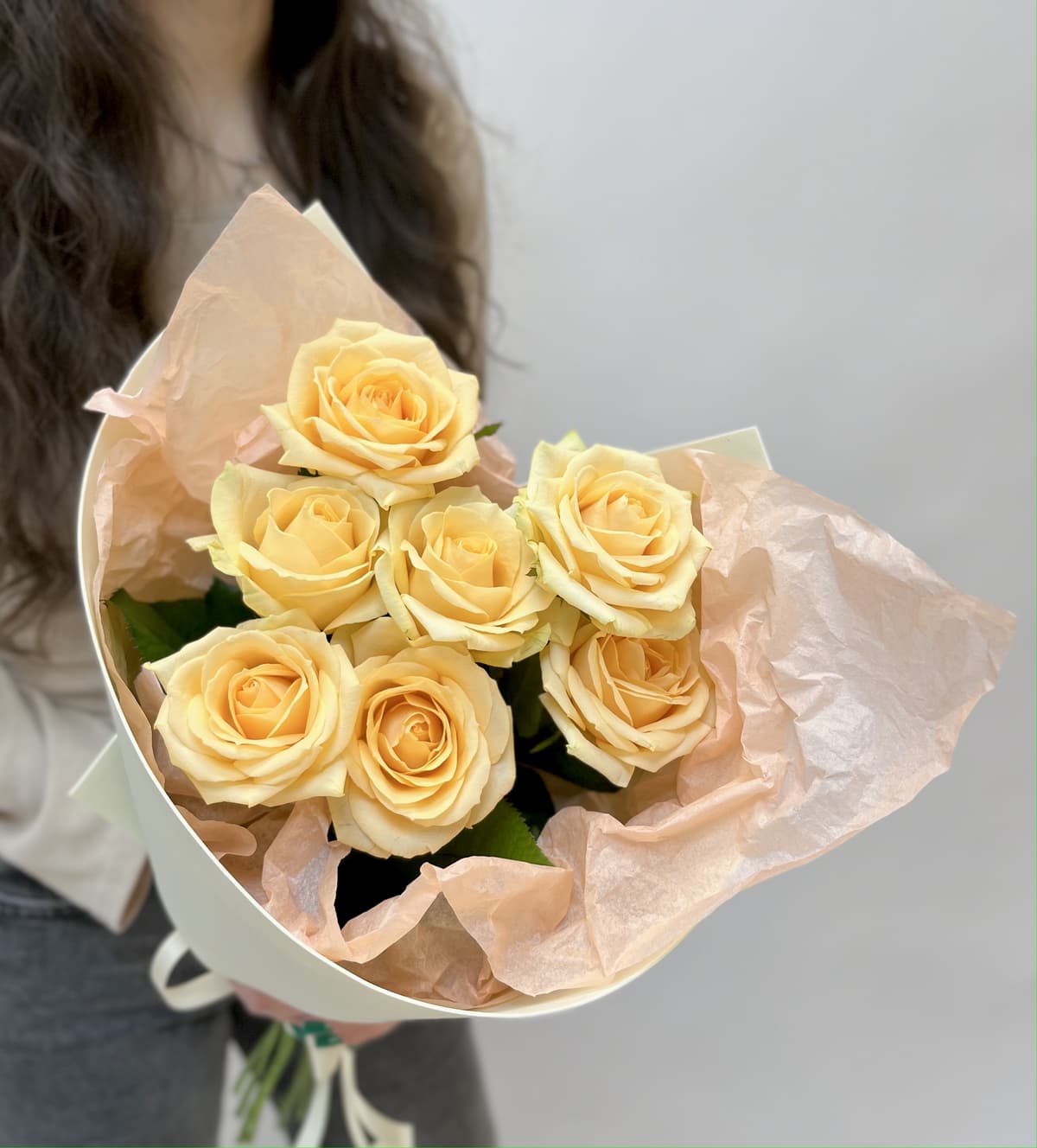 Букет из 7 Персиковых Роз в Фоамиране