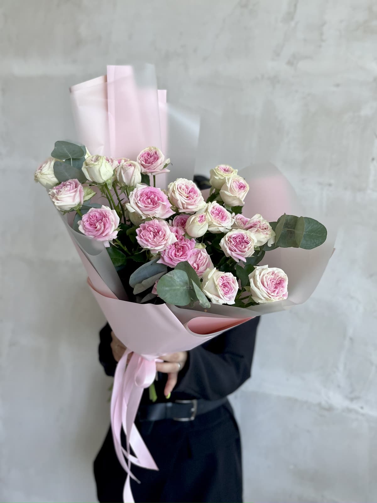 Популярный букет из 7 пионовидных кустовых роз Gelato с эвкалиптом