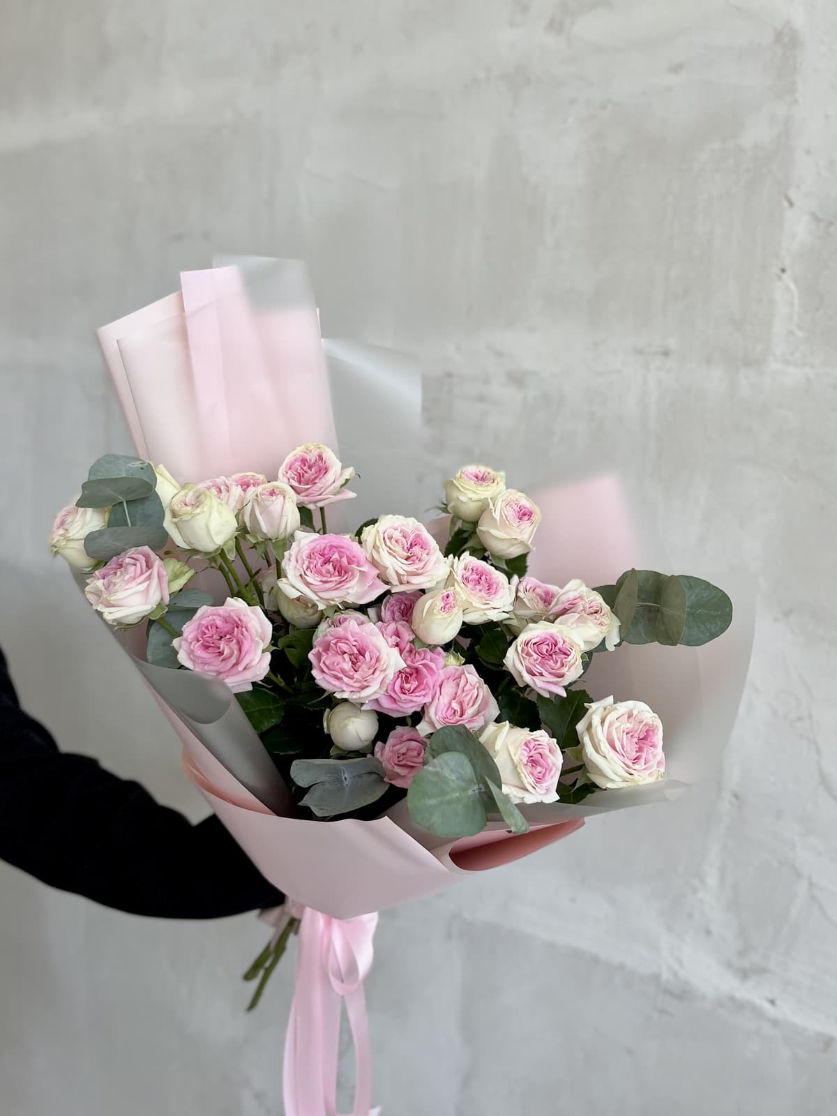 Популярный букет из 7 пионовидных кустовых роз «Джелато» с эвкалиптом