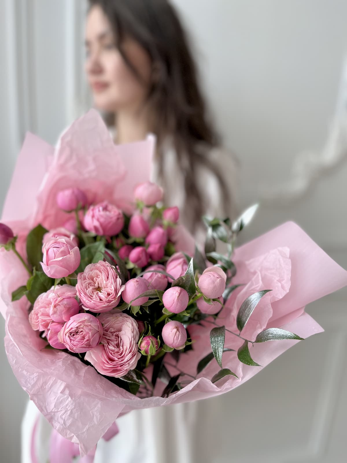 Цветочный букет из 7 пионовидных кустовых роз с зеленью