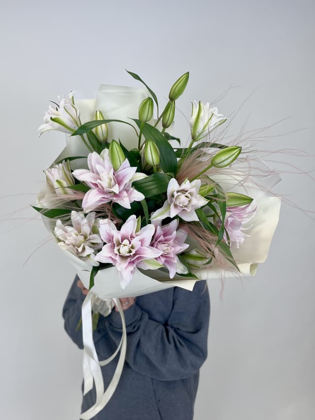 Праздничный букет из 7 Пионовидных Лилий в матовой бумаге Праздничный букет из 7 Пионовидных Лилий в матовой бумаге