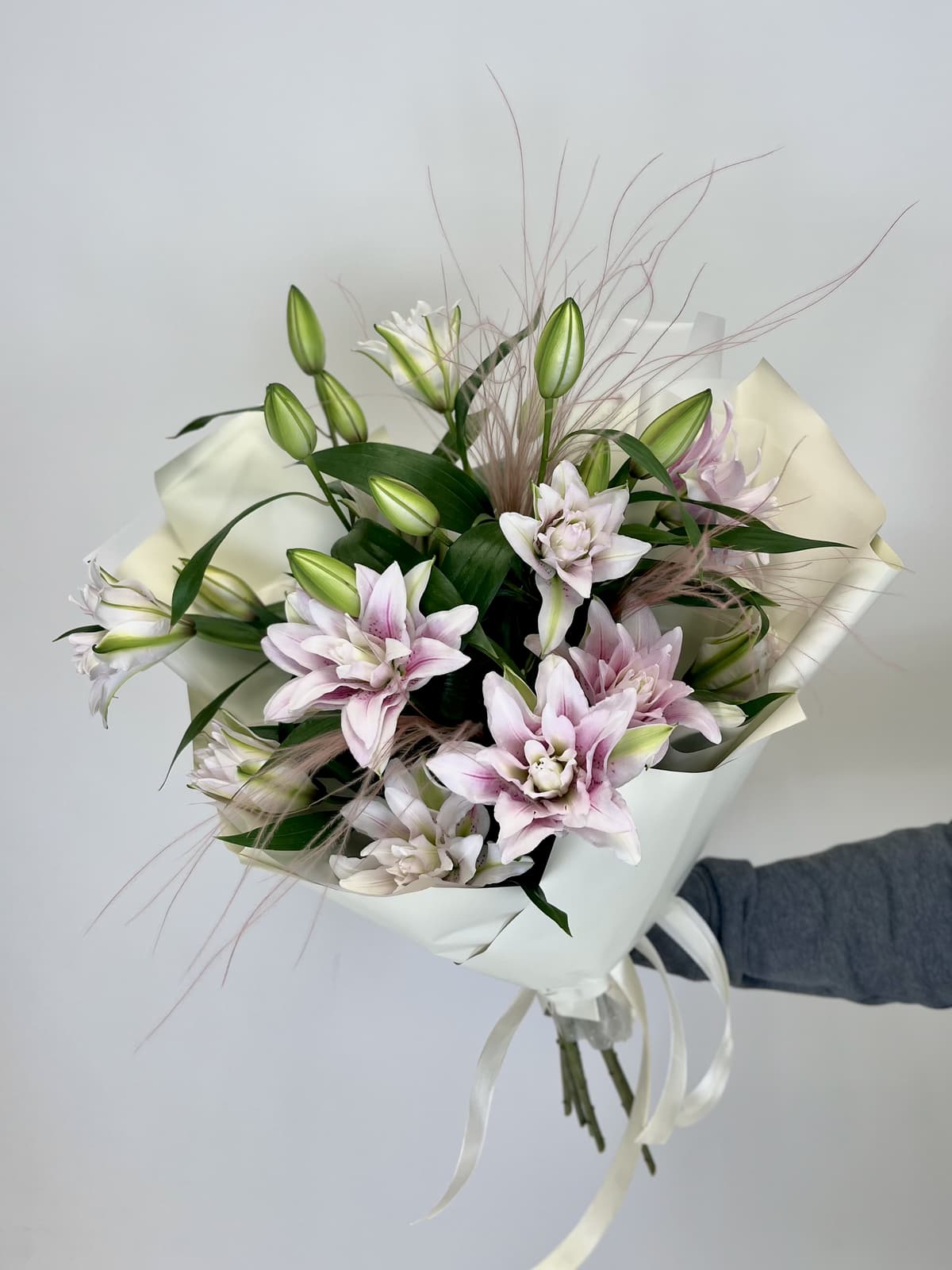 Праздничный букет из 7 Пионовидных Лилий в матовой бумаге