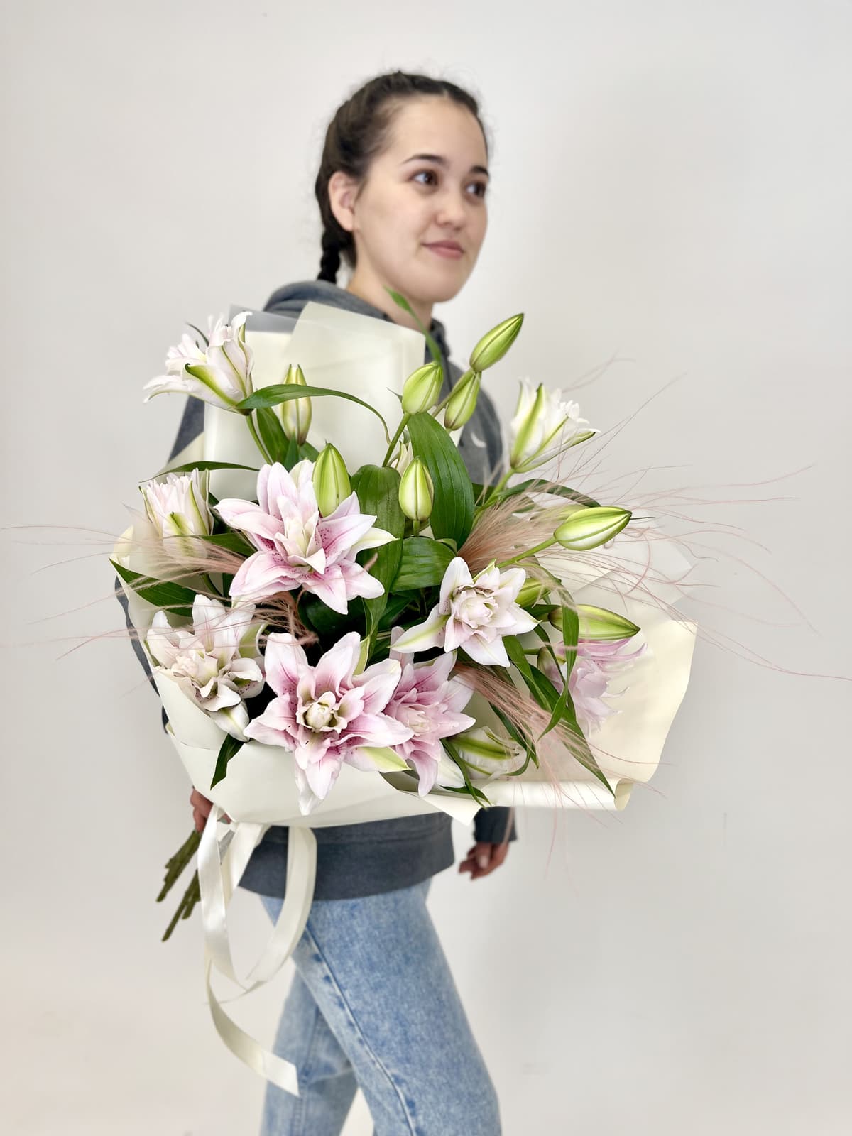 Праздничный букет из 7 Пионовидных Лилий в матовой бумаге