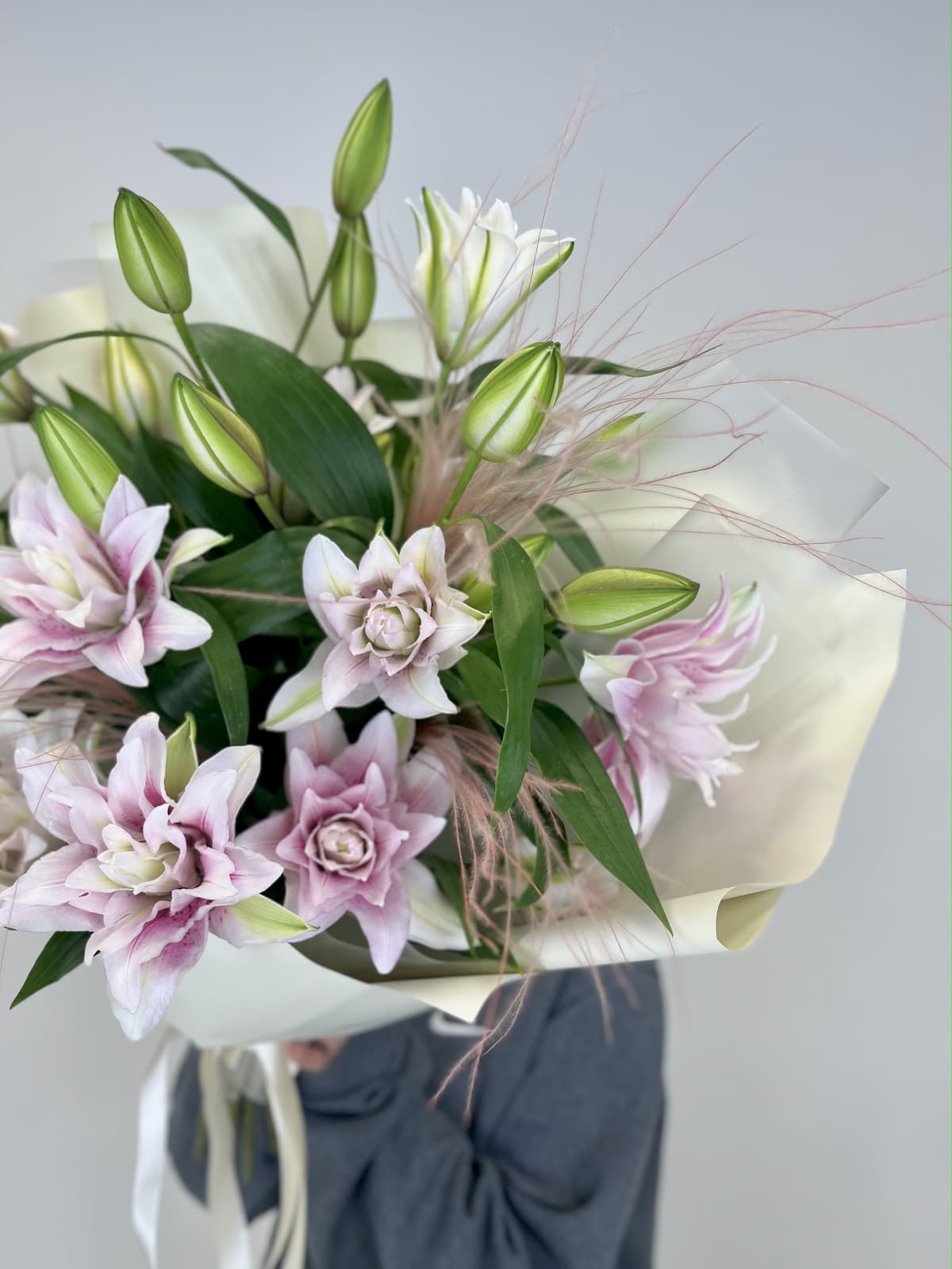 Праздничный букет из 7 Пионовидных Лилий в матовой бумаге