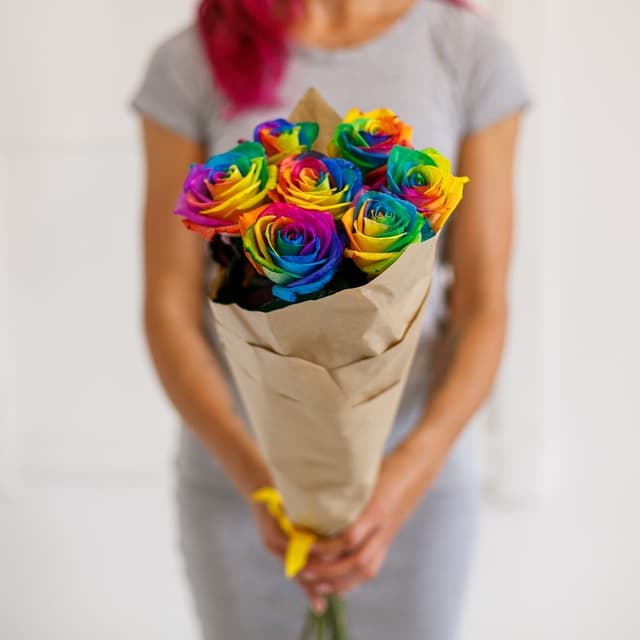 Букет из 7 радужных Роз Эквадор в крафте Букет из 7 радужных Роз Эквадор в крафте