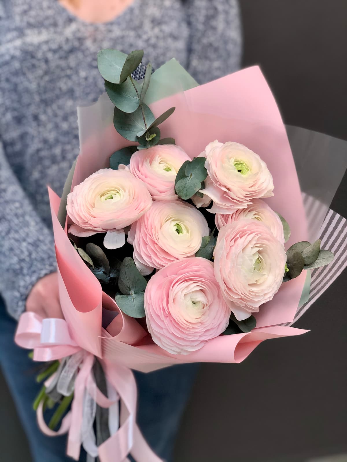 Букет из 7 Ранункулюсов в матовой бумаге