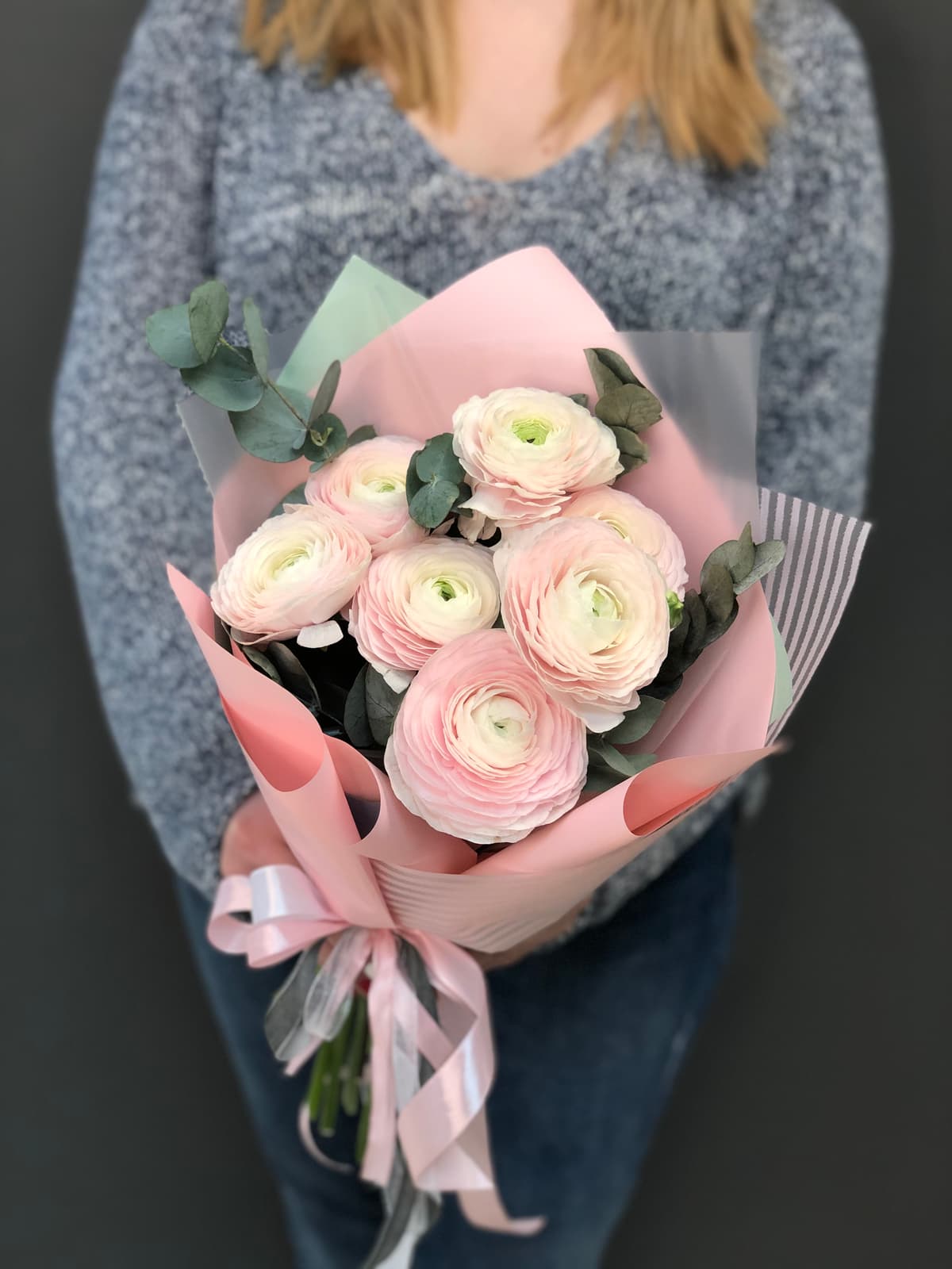 Букет из 7 Ранункулюсов в матовой бумаге