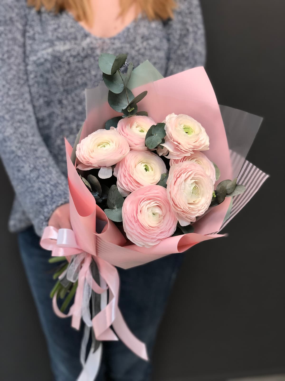 Букет из 7 Ранункулюсов в матовой бумаге