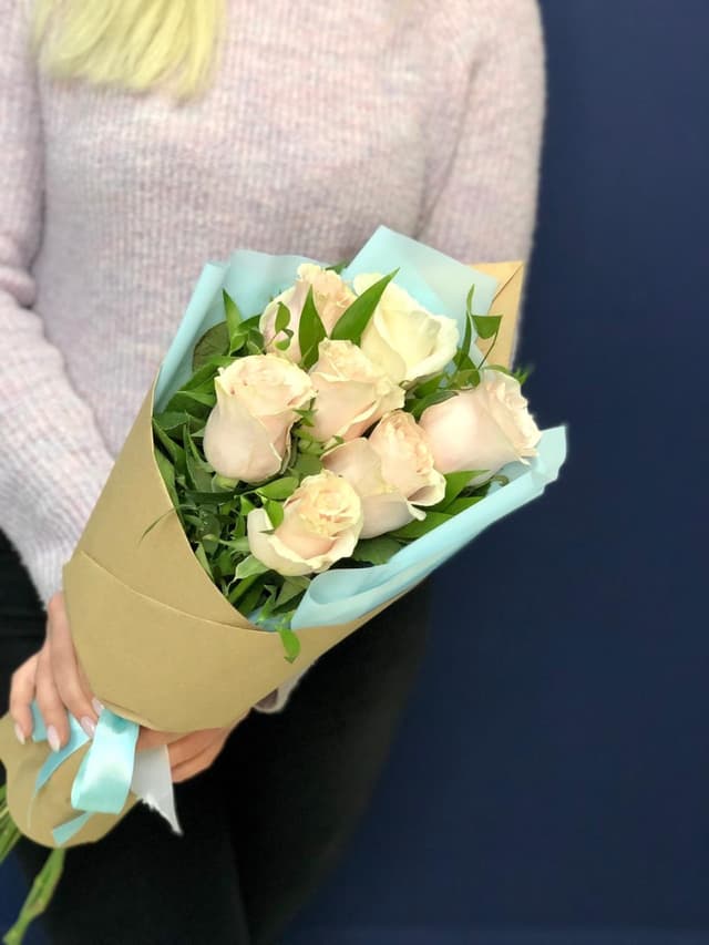 Букет из 7 розовых Роз Эквадор в крафте с зеленью 60 см Букет из 7 розовых Роз Эквадор в крафте с зеленью 60 см