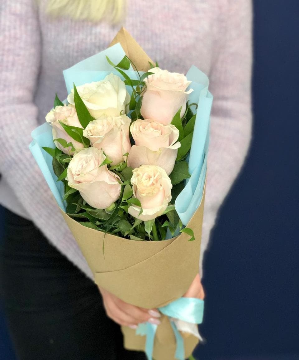 Букет из 7 розовых Роз Эквадор в крафте с зеленью 60 см