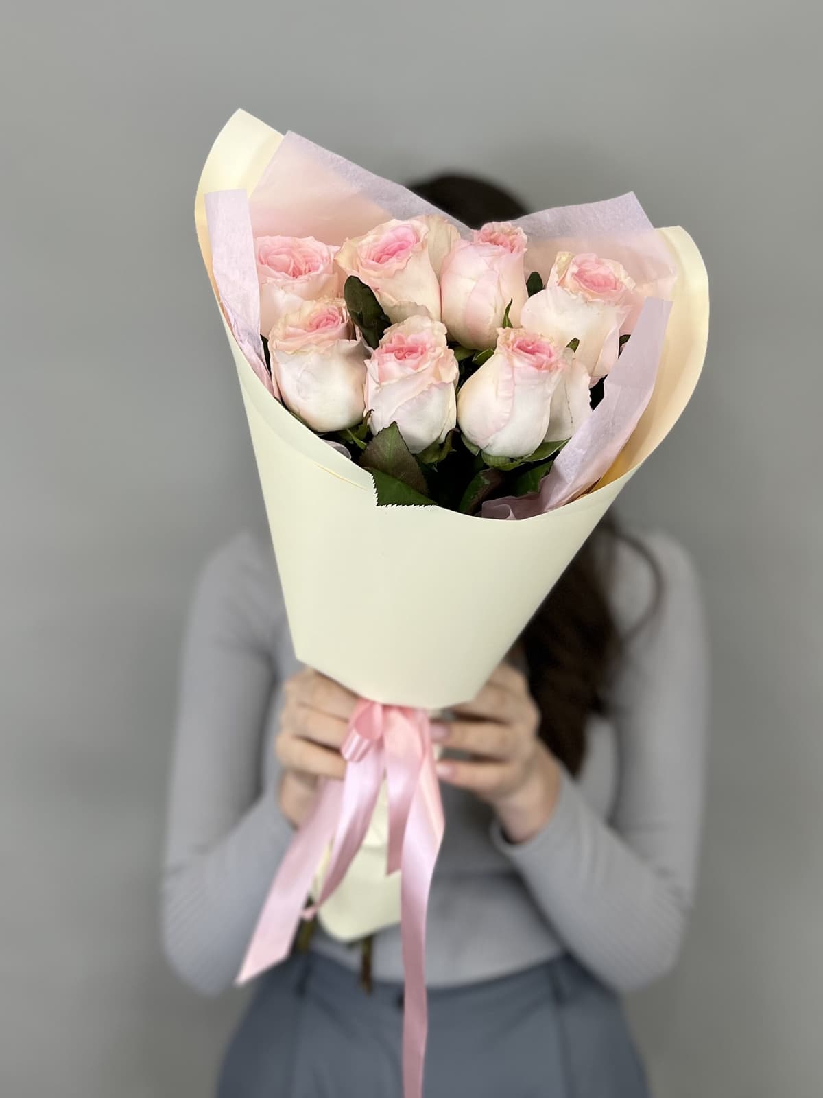 Оригинальный букет из 7 розовых роз стандарт 50 см в оформлении