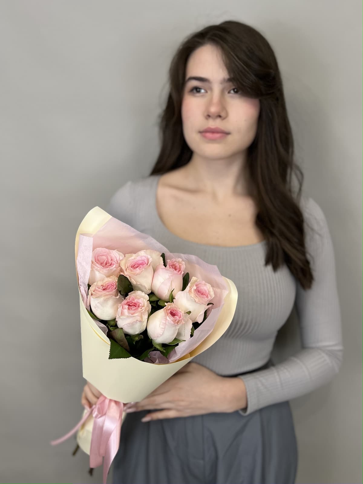 Оригинальный букет из 7 розовых роз стандарт 50 см в оформлении