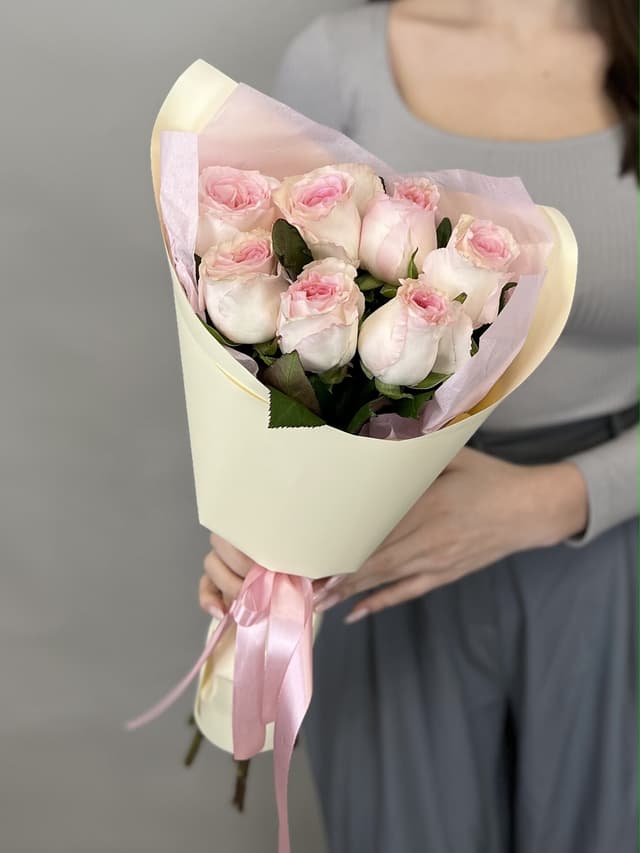 Оригинальный букет из 7 розовых роз стандарт 50 см в оформлении Оригинальный букет из 7 розовых роз стандарт 50 см в оформлении