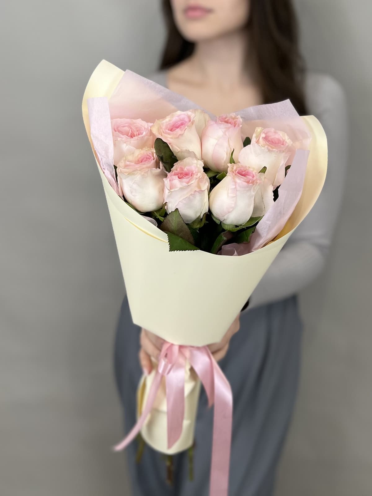 Оригинальный букет из 7 розовых роз стандарт 50 см в оформлении