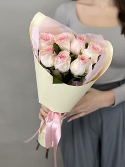 Оригинальный букет из 7 розовых роз стандарт 50 см в оформлении