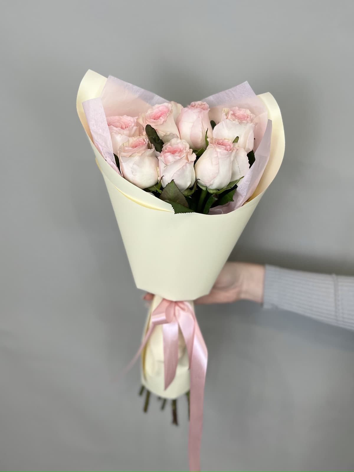 Оригинальный букет из 7 розовых роз стандарт 50 см в оформлении