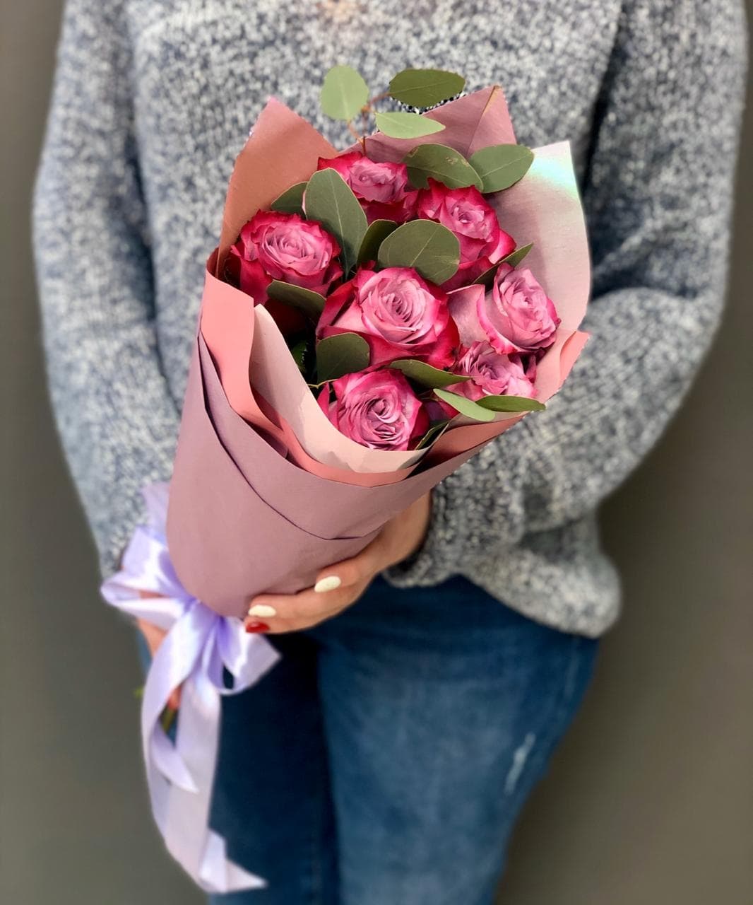 Стильный букет из 7 сиреневых Роз Эквадор в крафте с зеленью 70 см