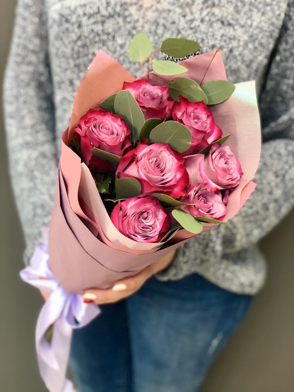 Стильный букет из 7 сиреневых Роз Эквадор в крафте с зеленью 70 см